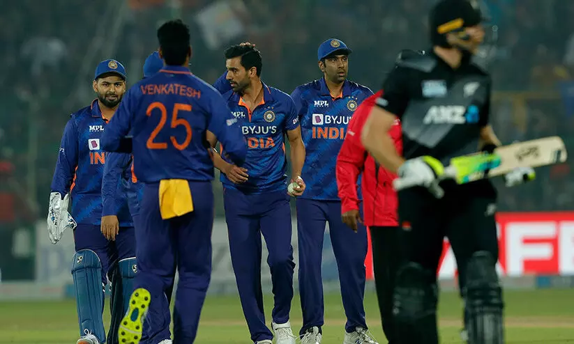 ആഞ്ഞടിച്ച് ഗപ്ടിലും ഷാപ്മാനും; ഇന്ത്യക്കെതിരെ കിവികൾക്ക് മികച്ച സ്കോർ ആഞ്ഞടിച്ച് ഗപ്ടിലും ഷാപ്മാനും; ഇന്ത്യക്കെതിരെ കിവികൾക്ക് മികച്ച സ്കോർ