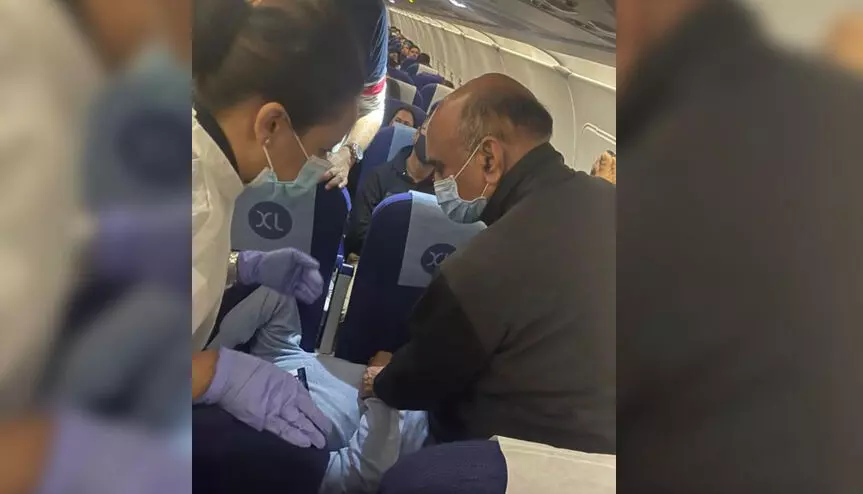 വിമാനത്തിൽ അവശനായി വീണ​ സഹയാത്രികന്​ ചികിത്സ നൽകി കേന്ദ്ര മന്ത്രി, അഭിനന്ദനപ്രവാഹം