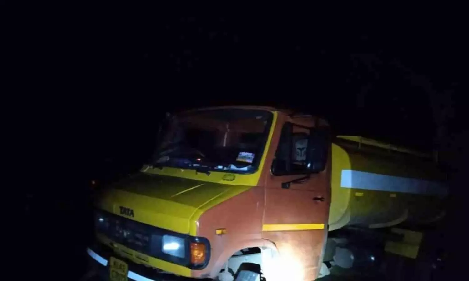 കക്കൂസ് മാലിന്യം നിക്ഷേപിച്ച വാഹനം നാട്ടുകാർ പിടികൂടി പൊലീസിൽ ഏൽ പ്പിച്ചു