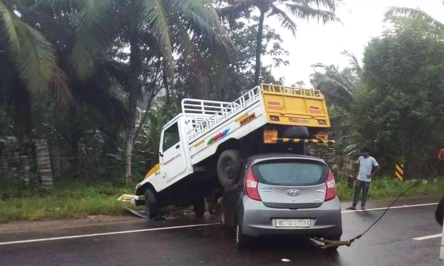 അപകടത്തിൽപ്പെട്ട വാഹനം കൊണ്ടു പോകവേ വീണ്ടും അപകടം