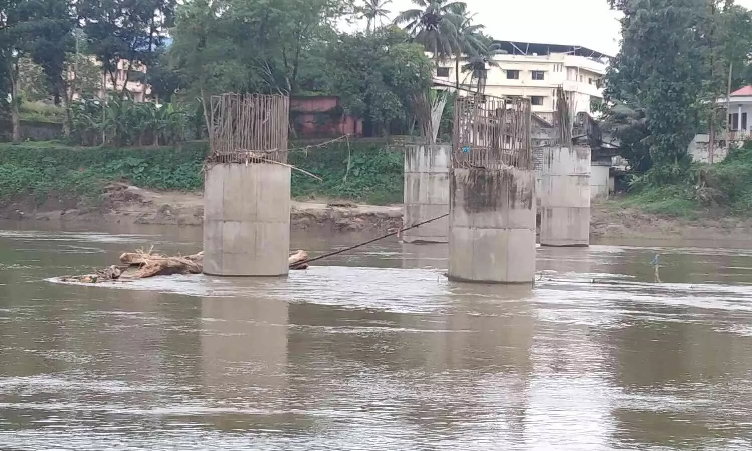 പ്രളയത്തിൽ ഒഴുകിയെത്തുന്ന കൂറ്റൻ തടികൾ പാലത്തിൻ്റെ തൂണുകൾക്ക് ഭീഷണി