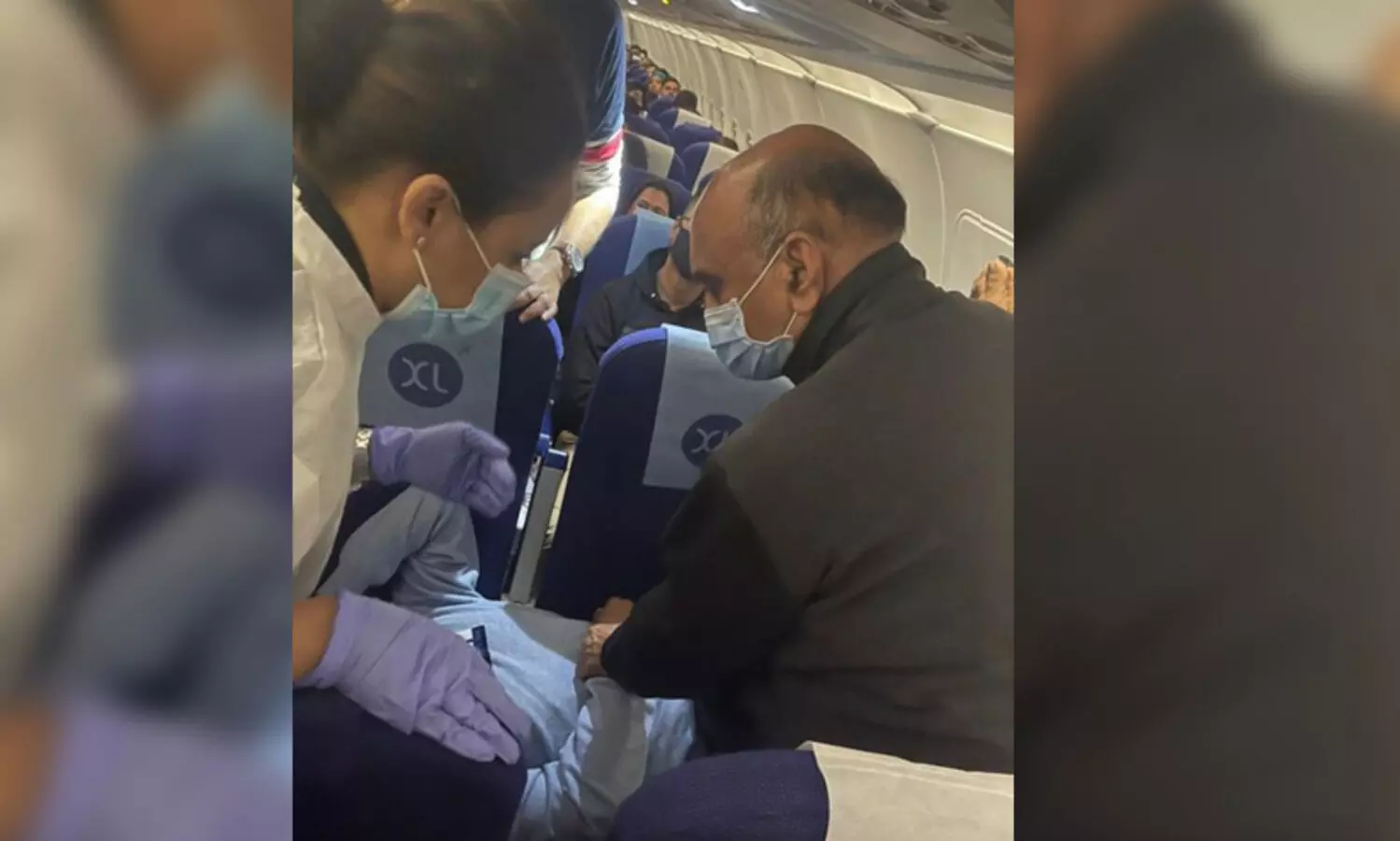 വിമാനത്തിൽ അവശനായി വീണ​ സഹയാത്രികന്​ ചികിത്സ നൽകി കേന്ദ്ര മന്ത്രി, അഭിനന്ദനപ്രവാഹം