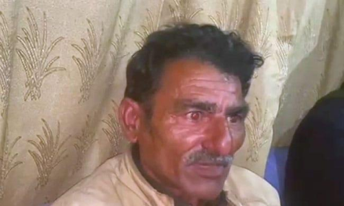 തീവ്രവാദിയെ കല്ലെറിഞ്ഞ്​ കൊന്നയാളുടെ മകനെ തീവ്രവാദിയാക്കി വെടിവെച്ച്​ കൊന്ന്​ പൊലീസ്​