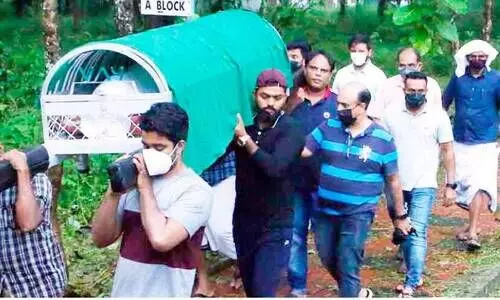 മധുരഗാനങ്ങൾ ബാക്കിയാക്കി തലശ്ശേരിയുടെ വളർത്തുപുത്രൻ യാത്രയായി