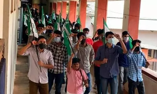 കൊ​ടി​തോ​ര​ണ​ങ്ങ​ൾ ന​ശി​പ്പി​ച്ചു​; കാസർകോട്​ ഗവ. കോളജിൽ എം.എസ്​.എഫ്​ പ്രതിഷേധം