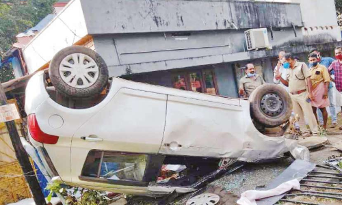 കാർ ത​ല​കീ​ഴാ​യി മ​റിഞ്ഞു​; 45 ദി​വ​സം പ്രാ​യ​മാ​യ കു​ഞ്ഞ് അ​ത്​​ഭു​ത​ക​ര​മാ​യി രക്ഷപ്പെട്ടു