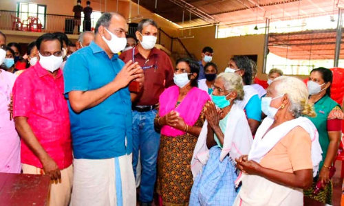 കൊല്ലം ജില്ലയില് 45 ക്യാമ്പുകളിലായി 1703 കുടുംബങ്ങള്; ദുരിതപെയ്ത്തില് നഷ്ടം 15.92 കോടി കൊല്ലം ജില്ലയില് 45 ക്യാമ്പുകളിലായി 1703 കുടുംബങ്ങള്; ദുരിതപെയ്ത്തില് നഷ്ടം 15.92 കോടി