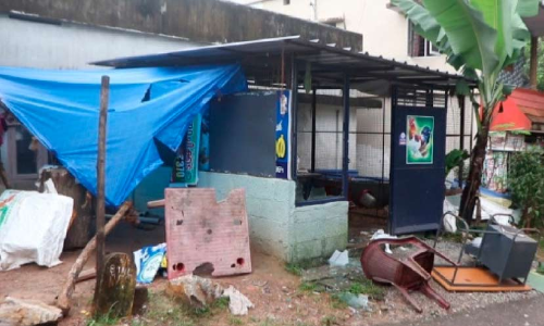 ക​ഞ്ചാ​വ് വി​ൽ​പ​ന പൊലീസിന് ഒറ്റിയെന്ന് സംശയം: യുവാവ് വീ​ടും ക​ട​യും വാ​ഹ​ന​ങ്ങ​ളും അ​ടി​ച്ചു​ത​ക​ർ​ത്തു