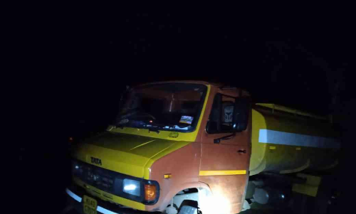 കക്കൂസ് മാലിന്യം നിക്ഷേപിച്ച വാഹനം നാട്ടുകാർ പിടികൂടി പൊലീസിൽ ഏൽ പ്പിച്ചു