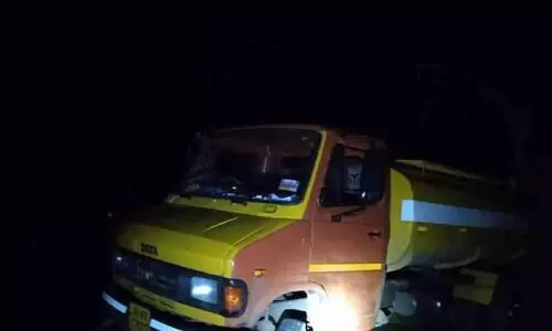 കക്കൂസ് മാലിന്യം നിക്ഷേപിച്ച വാഹനം നാട്ടുകാർ പിടികൂടി പൊലീസിൽ ഏൽ പ്പിച്ചു