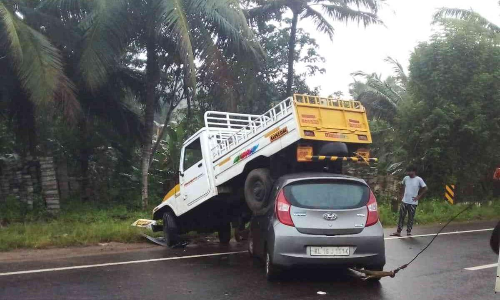 അപകടത്തിൽപ്പെട്ട വാഹനം കൊണ്ടു പോകവേ വീണ്ടും അപകടം