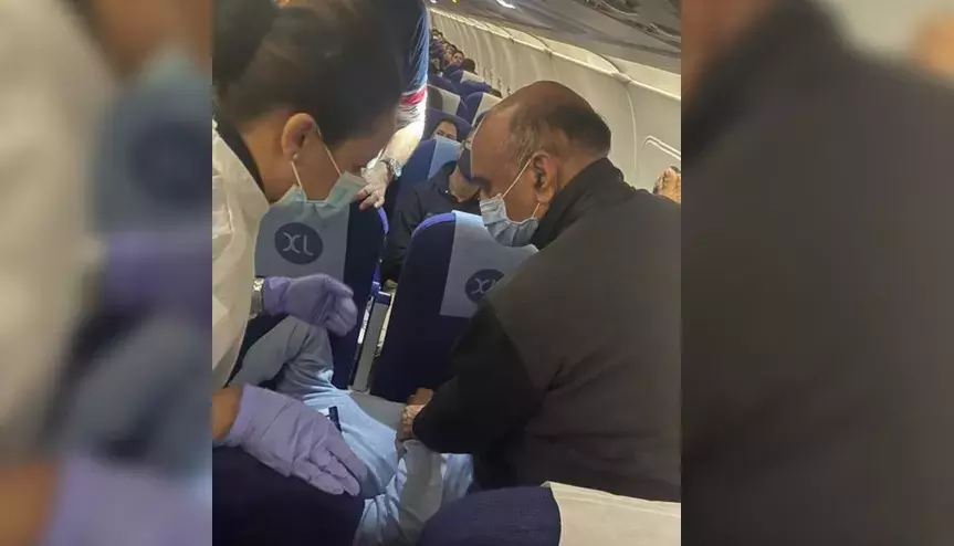 വിമാനത്തിൽ അവശനായി വീണ​ സഹയാത്രികന്​ ചികിത്സ നൽകി കേന്ദ്ര മന്ത്രി, അഭിനന്ദനപ്രവാഹം