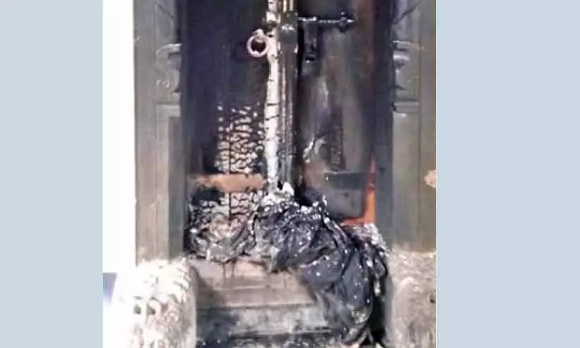 ക്ഷേത്ര ശ്രീകോവിലിെൻറ വാതിൽ സാമൂഹികവിരുദ്ധർ തീയിട്ട് നശിപ്പിച്ചു ക്ഷേത്ര ശ്രീകോവിലിെൻറ വാതിൽ സാമൂഹികവിരുദ്ധർ തീയിട്ട് നശിപ്പിച്ചു