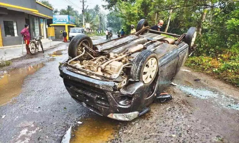 റോ​ഡി​ലെ കു​ഴി​യി​ൽ വീ​ണ് കാ​ർ മ​റി​ഞ്ഞു