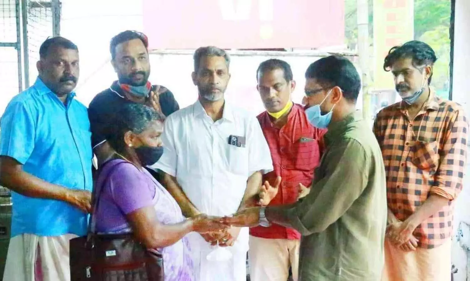 ലോട്ടറി മോഷണം പോയ രാജമ്മക്ക് സഹായഹസ്തവുമായി പുനർജനി