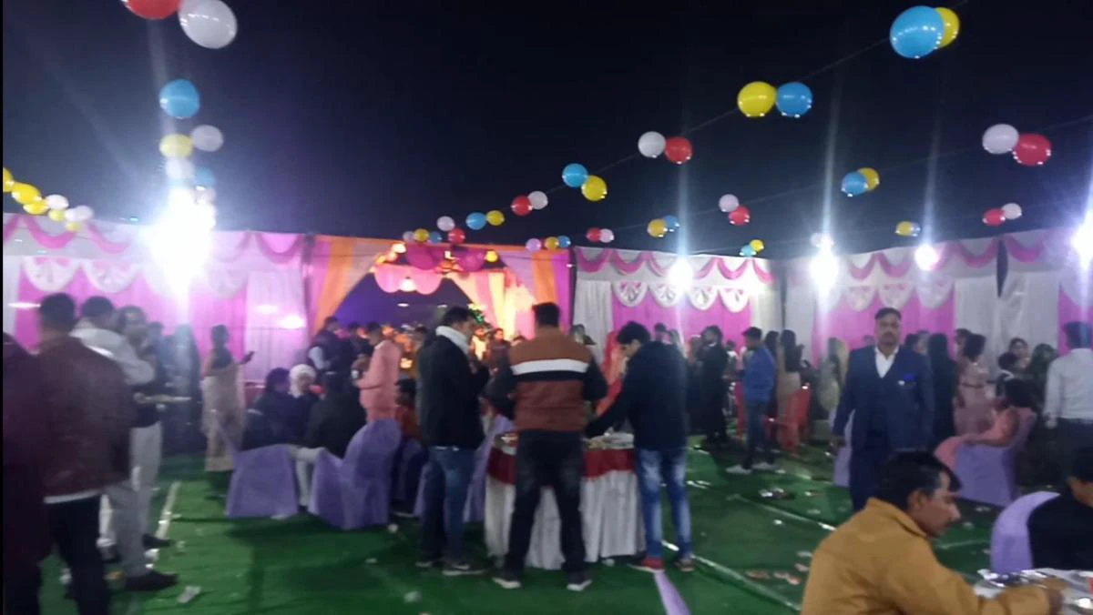 താജ്​മഹലിന്​ സമീപം നിയമം ലംഘിച്ച്​ വിവാഹം; ചാണകകേക്കും കത്തിച്ചു