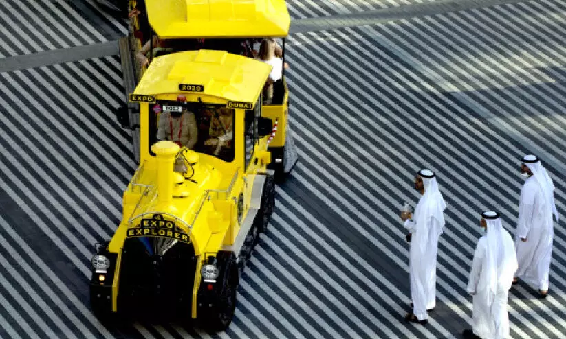 കാഴചകളിലേക്ക്​ ഒാടുന്ന മ​ഞ്ഞ ​വ​ണ്ടി