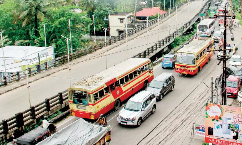 പുതിയ ഇരുമ്പുപാലം അറ്റകുറ്റപ്പണിക്കായി അടച്ചു പുതിയ ഇരുമ്പുപാലം അറ്റകുറ്റപ്പണിക്കായി അടച്ചു