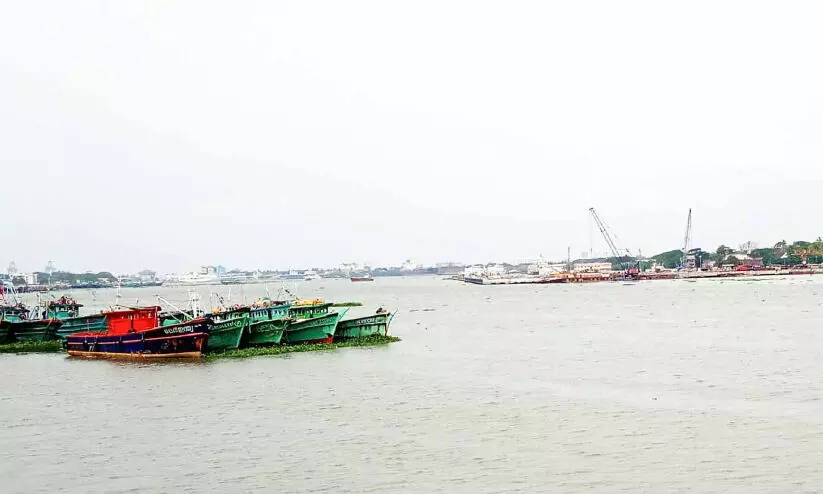 കാ​യ​ലി​െൻറ പ​കു​തി​യോ​ളം ഇ​റ​ക്കി ക​പ്പ​ൽ റി​പ്പ​യ​ർ യാ​ർ​ഡ് നി​ർ​മാ​ണം