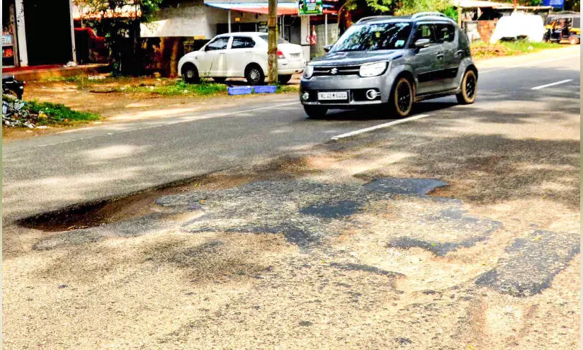 കെണിയൊരുക്കി ദേശീയപാതയിൽ ജീവനെടുക്കും കുഴികൾ കെണിയൊരുക്കി ദേശീയപാതയിൽ ജീവനെടുക്കും കുഴികൾ