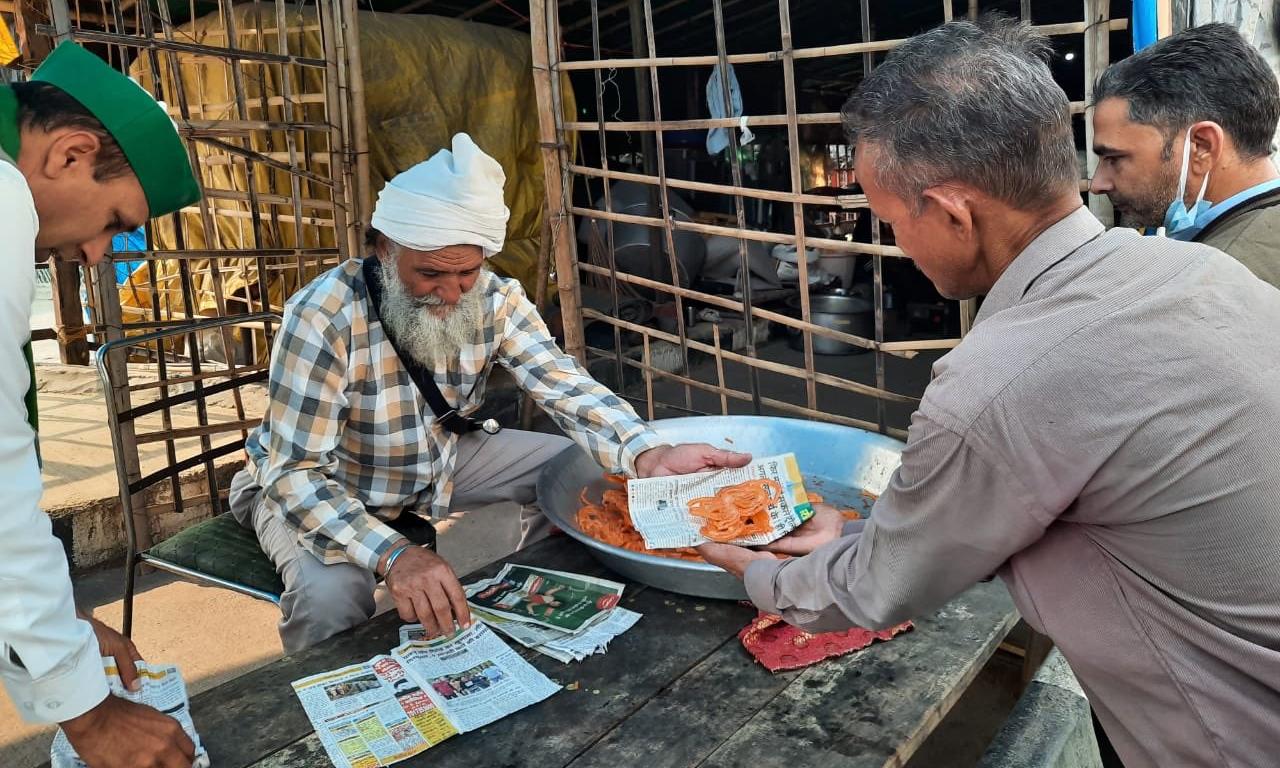 Farmers at Ghazipur celebrate with Jalebis as PM Modi repeals farm laws Farmers at Ghazipur celebrate with Jalebis as PM Modi repeals farm laws