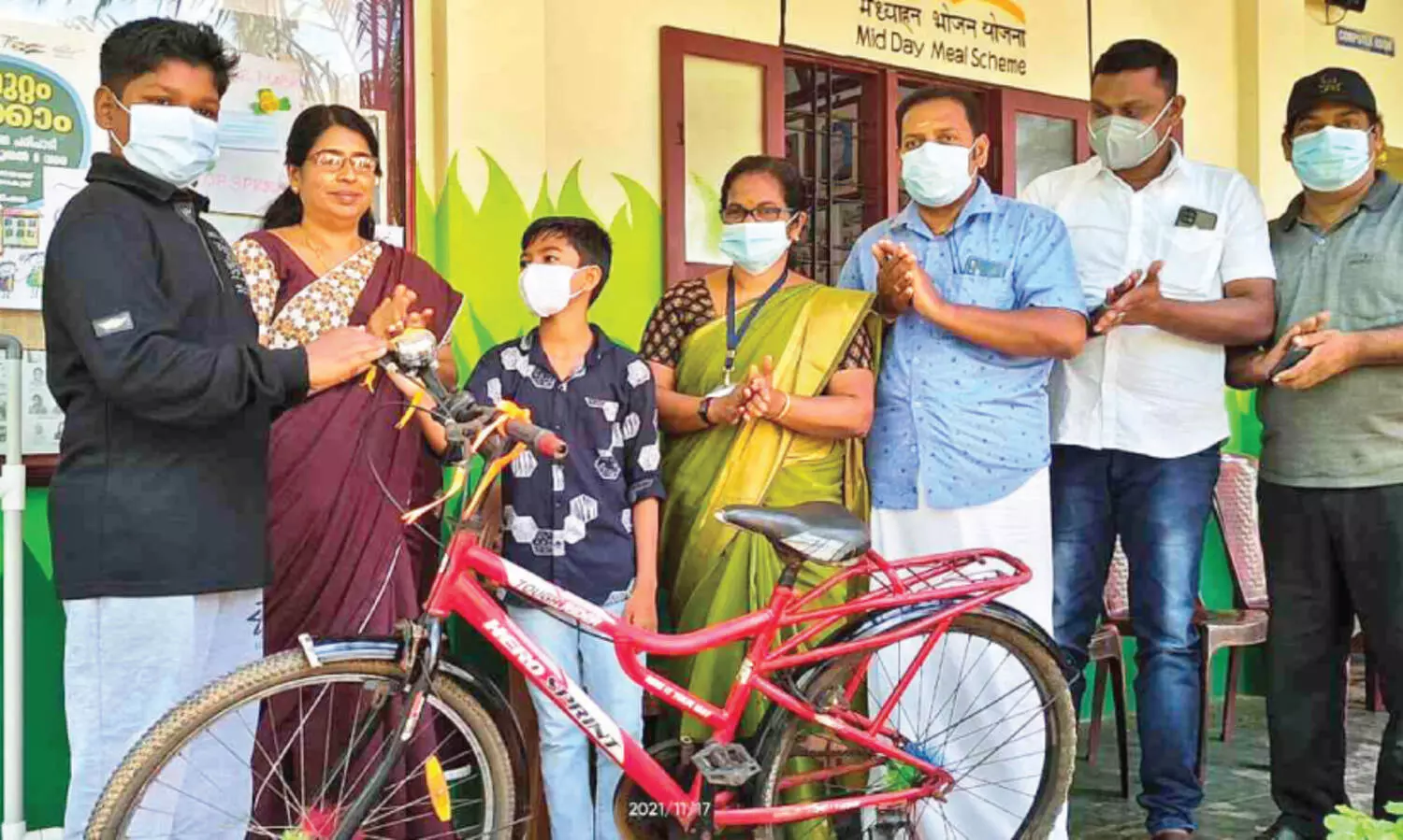 മൊബൈലിൽ കളിച്ച്​ കളയാൻ നേരമില്ല; ഇസ്​ഹാന്​ വേറെ പണിയുണ്ട്