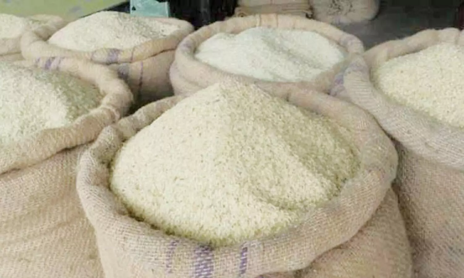 പ​ച്ച​ക്ക​റി​ക്കൊ​പ്പം പലവ്യഞ്​ജനങ്ങൾക്കും വില കുത്തനെ കൂടുന്നു