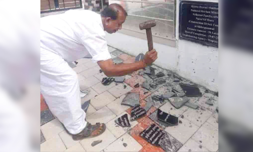 ഉദ്ഘാടനത്തിന് ക്ഷണിക്കാത്തതിൽ പ്രതിഷേധം; ആരോഗ്യകേന്ദ്രത്തി​ലെ ശിലാഫലകം ജില്ല പഞ്ചായത്തംഗം തകർത്തു