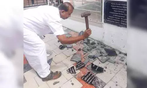 ഉദ്ഘാടനത്തിന് ക്ഷണിക്കാത്തതിൽ പ്രതിഷേധം; ആരോഗ്യകേന്ദ്രത്തി​ലെ ശിലാഫലകം ജില്ല പഞ്ചായത്തംഗം തകർത്തു