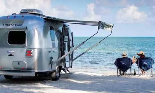 നാ​ടോ​ടി​ക​ളാ​വാം; ട്രെ​യി​ല​റി​ൽ രാ​പ്പാ​ർ​ക്കാം