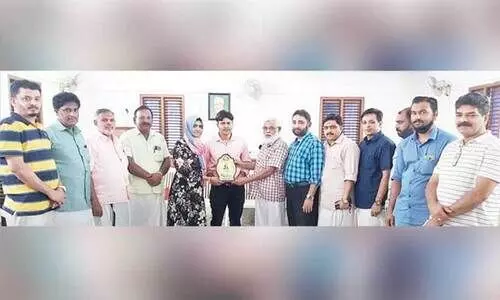 ഡോ​ക്‌​ട​റേ​റ്റ്‌ നേ​ടി​യ ദ​മ്പ​തി​ക​ളെ ആ​ദ​രി​ച്ചു