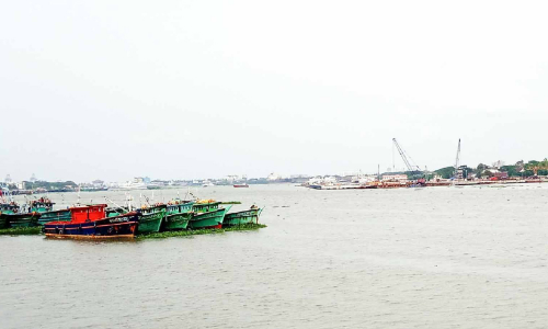 കാ​യ​ലി​െൻറ പ​കു​തി​യോ​ളം ഇ​റ​ക്കി ക​പ്പ​ൽ റി​പ്പ​യ​ർ യാ​ർ​ഡ് നി​ർ​മാ​ണം