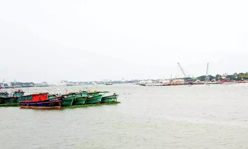 കാ​യ​ലി​െൻറ പ​കു​തി​യോ​ളം ഇ​റ​ക്കി ക​പ്പ​ൽ റി​പ്പ​യ​ർ യാ​ർ​ഡ് നി​ർ​മാ​ണം