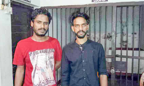 ലി​ഫ്റ്റ് ചോ​ദി​ച്ച് ബൈ​ക്കി​ൽ ക​യ​റി ഫോ​ൺ ക​വ​ർ​ന്ന കേ​സി​ൽ യു​വാ​ക്ക​ൾ പി​ടി​യി​ൽ