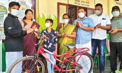 മൊബൈലിൽ കളിച്ച്​ കളയാൻ നേരമില്ല; ഇസ്​ഹാന്​ വേറെ പണിയുണ്ട്