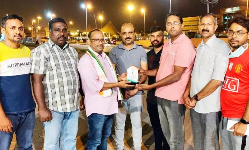 അബ്ദുൽ കരീം പെരുവാങ്കുഴിക്ക് മക്ക ഒ.െഎ.സി.സി കമ്മിറ്റി യാത്രയയപ്പ് നൽകി അബ്ദുൽ കരീം പെരുവാങ്കുഴിക്ക് മക്ക ഒ.െഎ.സി.സി കമ്മിറ്റി യാത്രയയപ്പ് നൽകി