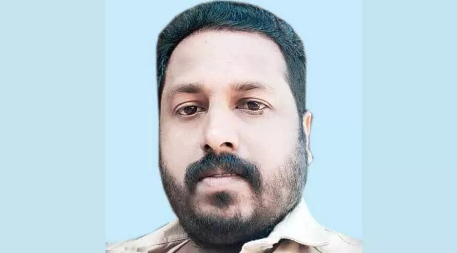 സ്വകാര്യ ബസിെൻറ മത്സരയോട്ടം: ബൈക്ക് യാത്രികന് ദാരുണാന്ത്യം സ്വകാര്യ ബസിെൻറ മത്സരയോട്ടം: ബൈക്ക് യാത്രികന് ദാരുണാന്ത്യം