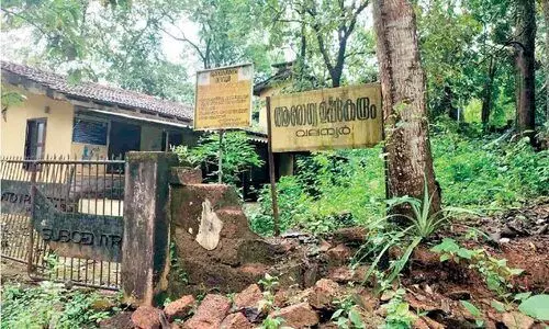 കാ​ടു​മൂ​ടി ന​ശി​ച്ചൊ​രു ആ​രോ​ഗ്യ ഉ​പ​കേ​ന്ദ്രം