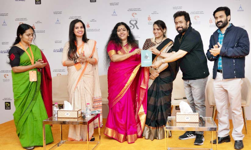 മ​ഞ്ഞി​ൻ​ചി​റ​കു​ള്ള വെ​യി​ൽ ശ​ല​ഭം പ്ര​കാ​ശ​നം ചെ​യ്തു