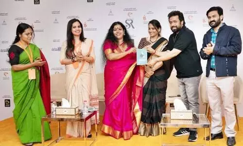 മ​ഞ്ഞി​ൻ​ചി​റ​കു​ള്ള വെ​യി​ൽ ശ​ല​ഭം പ്ര​കാ​ശ​നം ചെ​യ്തു