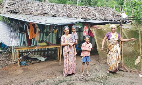 ചോ​ർ​ന്നൊ​ലി​ക്കു​ന്ന കൂ​ര​യി​ൽ ദൈ​ന്യ​ത​ക​ൾ​ക്കൊ​പ്പം ഒ​രു കു​ടും​ബം