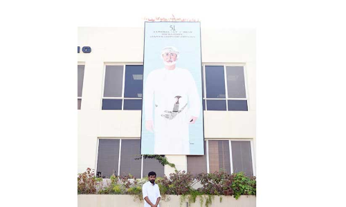 എട്ടു മീറ്റർ നീളത്തിൽ സുൽത്താ​െൻറ ചിത്രമൊരുക്കി അക്ബർ മുഹമ്മദ്