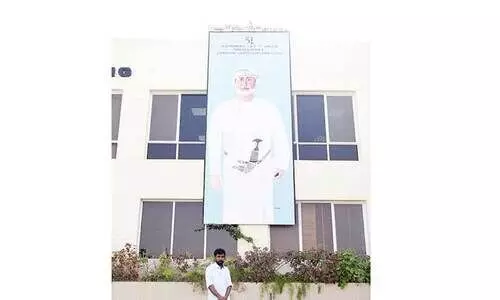 എട്ടു മീറ്റർ നീളത്തിൽ സുൽത്താ​െൻറ ചിത്രമൊരുക്കി അക്ബർ മുഹമ്മദ്