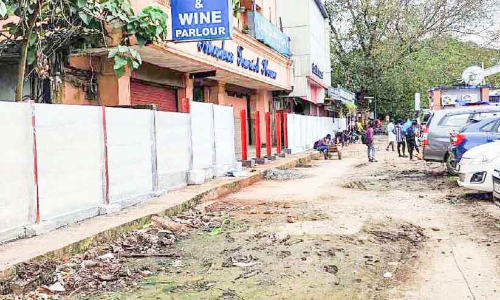 സ്‌റ്റേഷന് മുമ്പിലെ തർക്കഭൂമി തിരിച്ചുപിടിച്ച് റെയിൽവേ മതിൽകെട്ടി