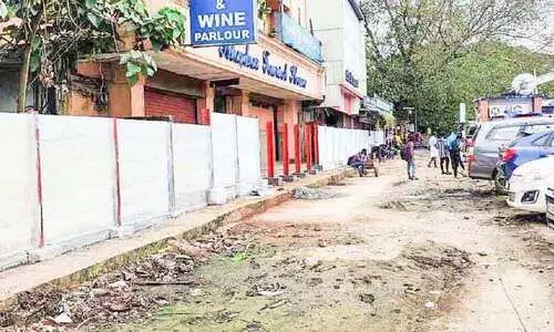 സ്‌റ്റേഷന് മുമ്പിലെ തർക്കഭൂമി തിരിച്ചുപിടിച്ച് റെയിൽവേ മതിൽകെട്ടി