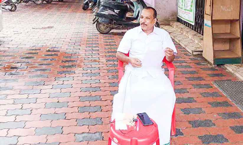 നഗരസഭക്ക് മുന്നിൽ കൗൺസിലറുടെ സമരം