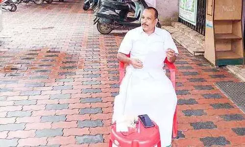 നഗരസഭക്ക് മുന്നിൽ കൗൺസിലറുടെ സമരം