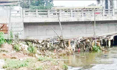 കൈയേറ്റവും മാലിന്യം തള്ളലും പള്ളിക്കലാറിനെ നശിപ്പിക്കുന്നു; പരിഹരിച്ചില്ലെങ്കിൽ   അടൂര്‍ ഇനിയും മുങ്ങും