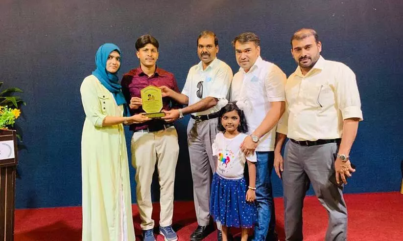 ഒരുമിച്ച് ഡോക്ടറേറ്റ് നേടിയ ദമ്പതികളെ അനുമോദിച്ചു ഒരുമിച്ച് ഡോക്ടറേറ്റ് നേടിയ ദമ്പതികളെ അനുമോദിച്ചു