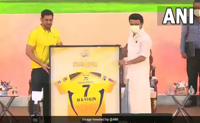 ധോണി വരും സീസണുകളിലും ചെന്നൈ സൂപ്പർ കിങ്സിനായി കളിക്കണമെന്ന് സ്റ്റാലിൻ ധോണി വരും സീസണുകളിലും ചെന്നൈ സൂപ്പർ കിങ്സിനായി കളിക്കണമെന്ന് സ്റ്റാലിൻ